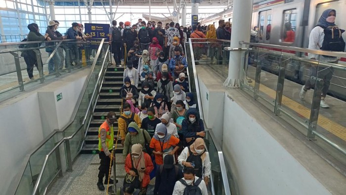 KAI Commuter memberlakukan rute baru di Stasiun Manggarai sejak Sabtu (28/5). Terjadi kepadatan penumpang di Stasiun Manggarai, Senin (30/5/2022), sore.