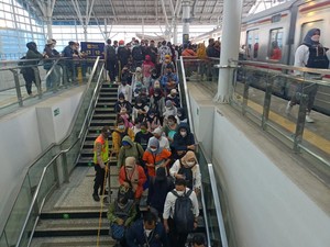 Stasiun Manggarai Padat, Penumpang Diimbau Trasit di Duri-Kampung Bandan