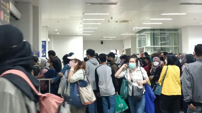 KAI Commuter memberlakukan rute baru di Stasiun Manggarai sejak Sabtu (28/5). Terjadi kepadatan penumpang di Stasiun Manggarai, Senin (30/5/2022), sore.