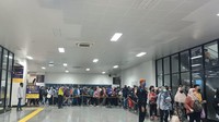 Calon penumpang arah Bogor masih terus memadati peron 12-13 Stasiun Manggarai. Tak hentinya petugas keamanan mengingatkan para penumpang agar menjaga barang bawaan masing-masing. (Karin Nur Secha/detikcom)