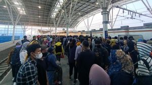 Padatnya Stasiun Manggarai di Jam Pulang Kerja Imbas Rute Baru KRL