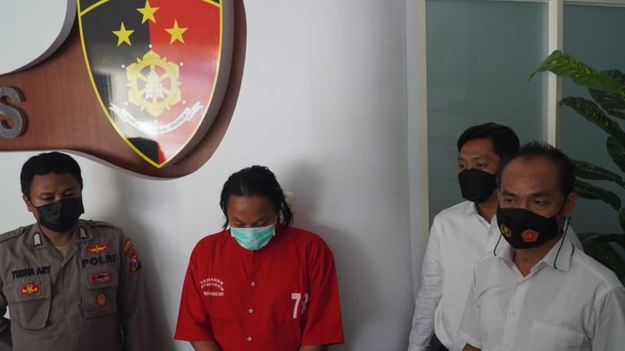 Pelaku saat diamankan polisi