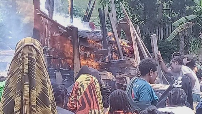Pemakaman Lerinus Murib,anggota KKB yang tewas usai baku tembak dengan polisi di Ilaga, Puncak, Papua (Dok. Istimewa).