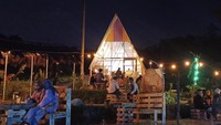 Tidak hanya siang atau pagi hari saja, saat malam hari suasananya juga enak untuk bersantai. Lampu-lampua yang berwarna-warni menghiasi seluruh area kafe. Foto: Instagram naksir_kopi