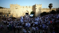 Diketahui, Pawai Bendera Israel digelar di kawasan Yerusalem pada Minggu (29/5) waktu setempat. (Ammar Awad/Reuters).