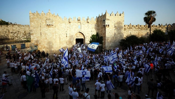 Pawai Bendera Israel digelar di Yerusalem, Minggu (29/5). Pawai itu merupakan bagian dari peringatan tahunan yang menandai pendudukan timur Yerusalem pada 1967.