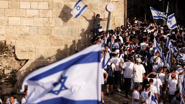 Pawai Bendera Israel digelar di Yerusalem, Minggu (29/5). Pawai itu merupakan bagian dari peringatan tahunan yang menandai pendudukan timur Yerusalem pada 1967.