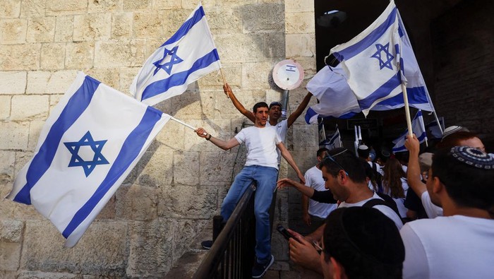 Penampakan Pawai Bendera Israel di Yerusalem Pawai Bendera Israel digelar di Yerusalem, Minggu (29/5). Pawai itu merupakan bagian dari peringatan tahunan yang menandai pendudukan timur Yerusalem pada 1967.