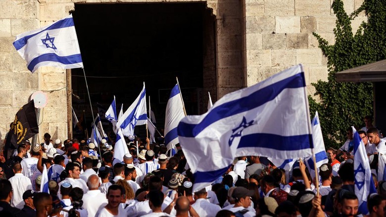 Penampakan Pawai Bendera Israel di Yerusalem Pawai Bendera Israel digelar di Yerusalem, Minggu (29/5). Pawai itu merupakan bagian dari peringatan tahunan yang menandai pendudukan timur Yerusalem pada 1967.