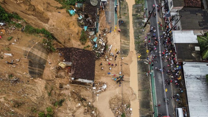 Firefighters, volunteers and army officers work on the site where a house collapsed due to a landslide caused by heavy rains at Jardim Monte Verde, in Ibura neighbourhood, in Recife, Brazil, May 29, 2022. REUTERS/Diego Nigro. NO RESALES. NO ARCHIVES