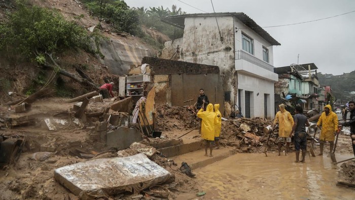 Firefighters, volunteers and army officers work on the site where a house collapsed due to a landslide caused by heavy rains at Jardim Monte Verde, in Ibura neighbourhood, in Recife, Brazil, May 29, 2022. REUTERS/Diego Nigro. NO RESALES. NO ARCHIVES