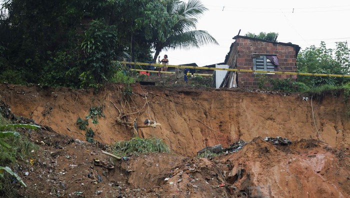 Penampakan Tanah Longsor di Brasil yang Tewaskan Puluhan Orang Firefighters, volunteers and army officers work on the site where a house collapsed due to a landslide caused by heavy rains at Jardim Monte Verde, in Ibura neighbourhood, in Recife, Brazil, May 29, 2022. REUTERS/Diego Nigro. NO RESALES. NO ARCHIVES