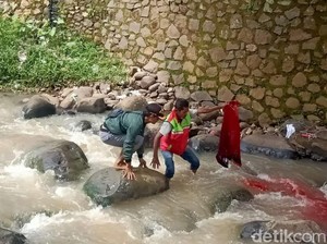 Karung Berisi Serbuk Pewarna Penyabab Air Sungai Cimeta Merah Darah