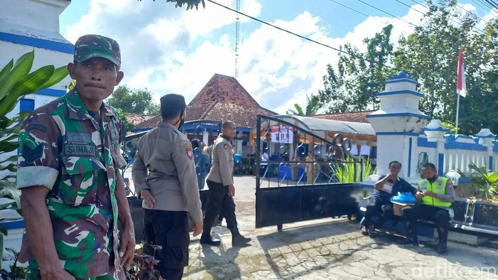 Petugas berjaga di lokasi pemilihan Pilkades di Sampang