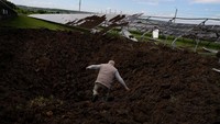 Vladimir Mihailovich, seorang manajer pembangkit listrik tenaga surya, berjalan di dalam kawah setelah penembakan menghantam stasiun PLTS yang menghasilkan daya 2,5 megawatt.