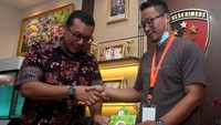 Pelapor dan tersangka berjabat tangan dengan disaksikan oleh pihak Kepolisian Daerah Jawa Barat usai menggelar konferensi pers soal pemalsuan merek benih hortikultura.