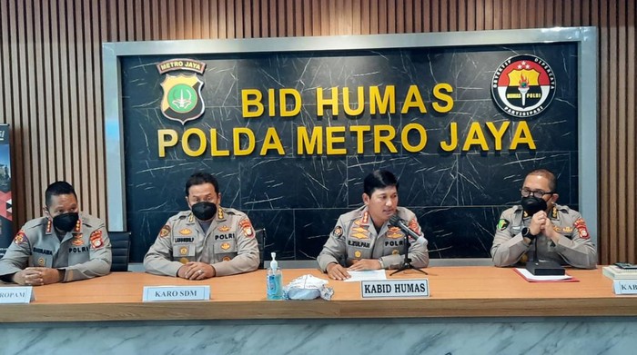 Polda Metro menggelar konferensi pers terkait viral calon Bintara yang gagal mengikuti pendidikan.