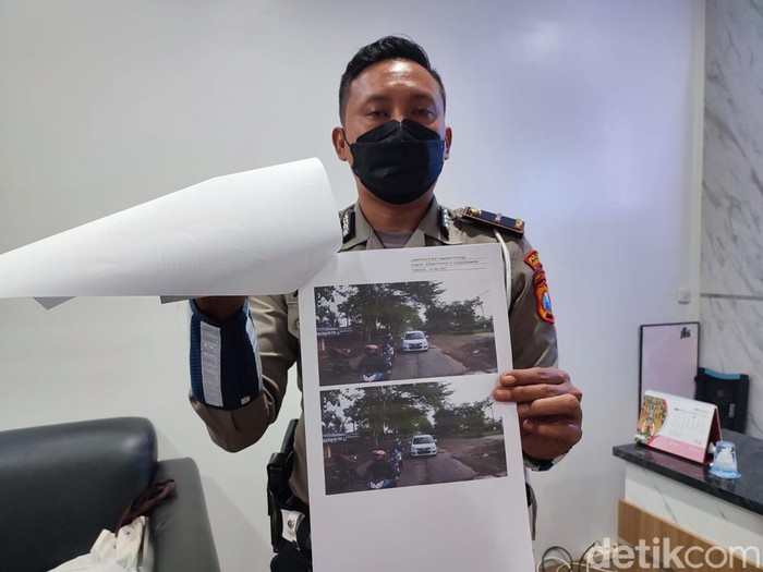 Polisi di Ponorogo tunjukkan salah satu pelanggar ETLE