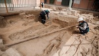 Para arkeolog menggali sisa-sisa pemakaman pertama di kota di Rumah Sakit Kerajaan lama San Andres, di Lima, (25/5/2022).