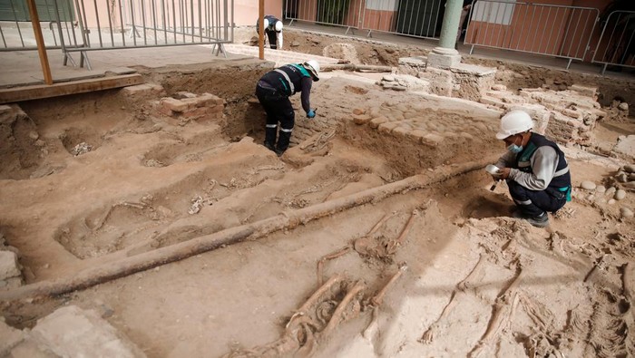 Potret Arkeolog Temukan Kuburan Kuno Pertama di Kota Lima An archaeologist works on the remains of the city's first cemetery at the former Royal Hospital of San Andres, where human remains dating back to the colonial era were found, in Lima, Peru, May 25, 2022. REUTERS/Sebastian Castaneda