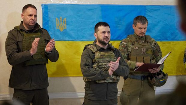 Presiden Ukraina Volodymyr Zelensky berbicara dengan para prajurit selama kunjungannya ke wilayah Kharkiv. (AFP/STR)
