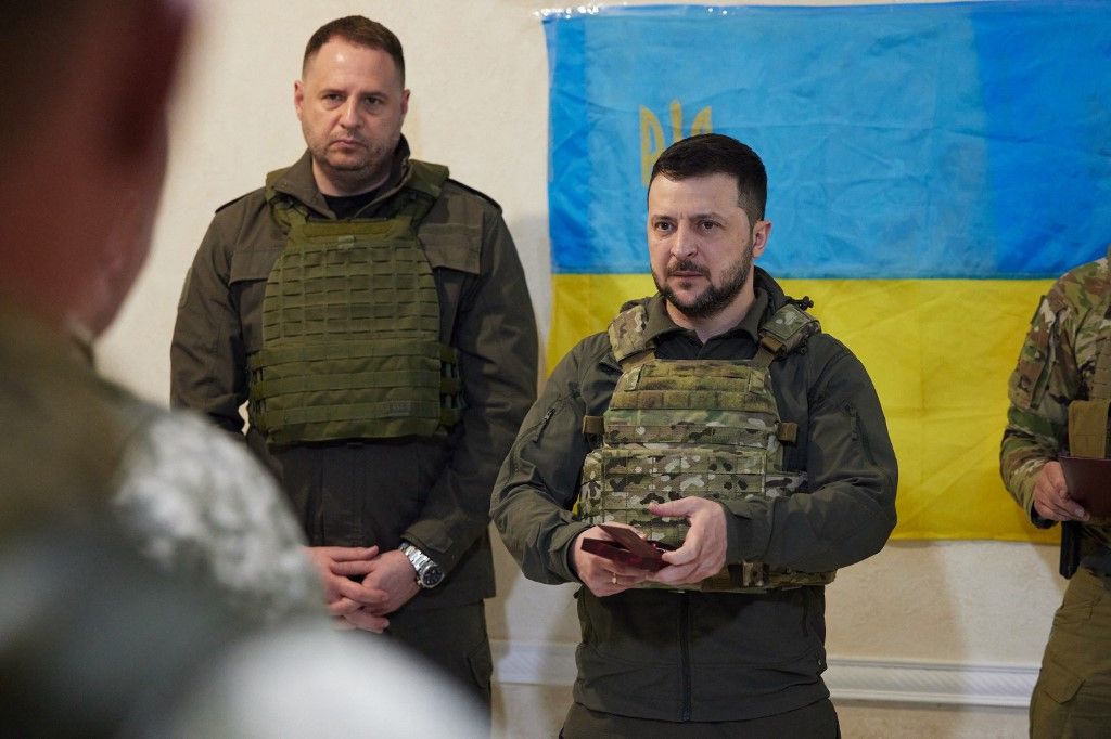 Presiden Ukraina Volodymyr Zelensky berbicara dengan para prajurit selama kunjungannya ke wilayah Kharkiv. (AFP/STR)