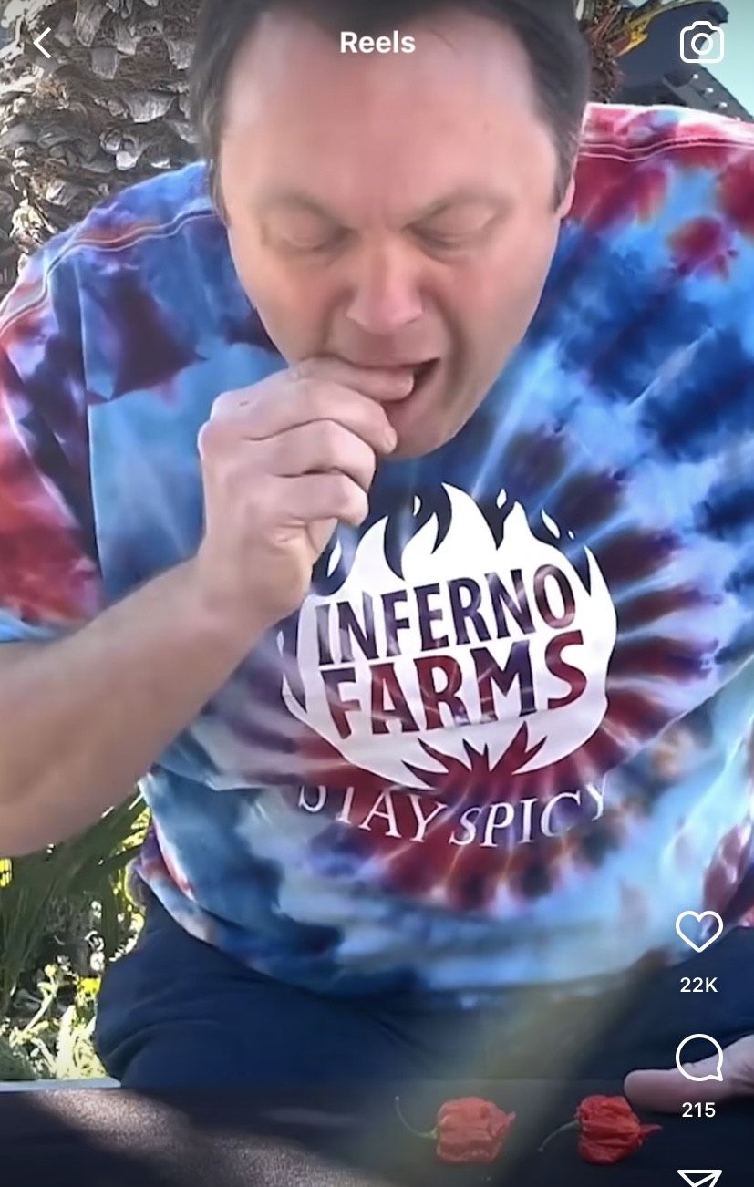 Rekor Dunia Pria Makan Cabe Carolina Reaper