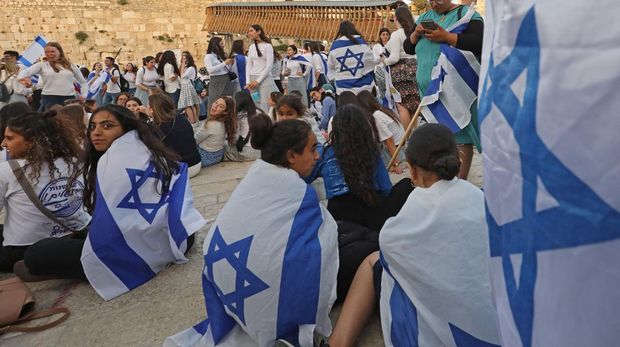 puluhan-ribu-nasionalis-ikut-dalam-pawai-bendera-israel-pada-minggu-295-yang-dianggap-warga-palestina-sebagai-provokasi-dan-be-3_169 puluhan-ribu-nasionalis-ikut-dalam-pawai-bendera-israel-pada-minggu-295-yang-dianggap-warga-palestina-sebagai-provokasi-dan-be-3_169
