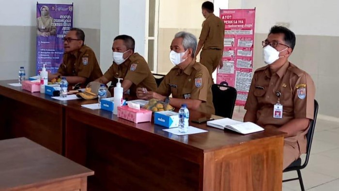 Rakor pembangunan proyek UPTD Puskesmas Jeruklegi CIlacap menghadirkan kontraktor, Senin (30/5/2022). Gedung baru puskesmas ini disorot Gubernur Jateng Ganjar Pranowo karena banyak kerusakan seperti di bagian atap, hingga lantainya.