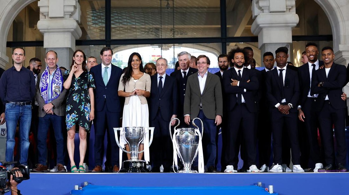 Florentino Perez (tengah) berfoto bersama titel LaLiga dan Liga Champions. (Foto: Real Madrid via Getty Images/Victor Carretero)