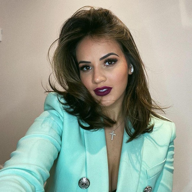 Baru-baru ini Rebecca pun menjadi perbincangan penggemar bola. Bukan mengenai hubungan rumah tangganya dengan sang suami tapi mengenai postingan di media sosial.Foto: Instagram @rebecatavares