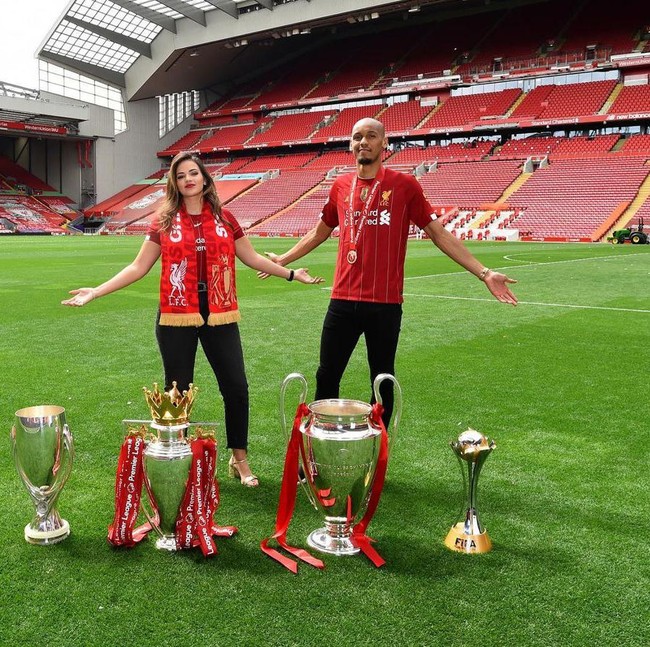 Sebelumnya wanita cantik itu pernah mengkritik pemain Inter Milan, Alexis Sanchez, karena melakukan pelanggaran terhadap Fabinho dalam pertandingan Liga Champions pada Maret lalu. Ia menuliskan, Bye Alexis, di Twitter.Foto: Instagram @rebecatavares