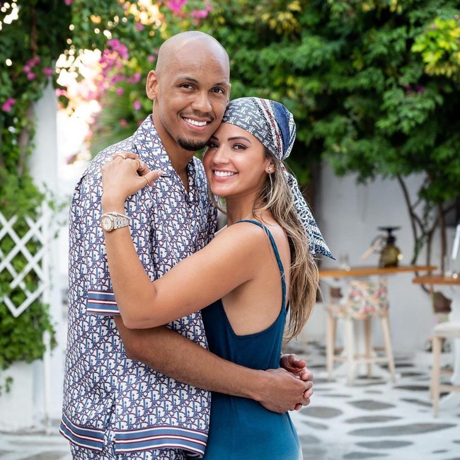 Rebeca Tavares adalah salah satu WAGs cantik yang sering jadi sorotan penggemar. Ia merupakan istri Fabinho, pemain Liverpool. Ternyata demi sang suami, ia rela meninggalkan profesinya yang dulu juga pernah jadi pemain bola.Foto: Instagram @rebecatavares