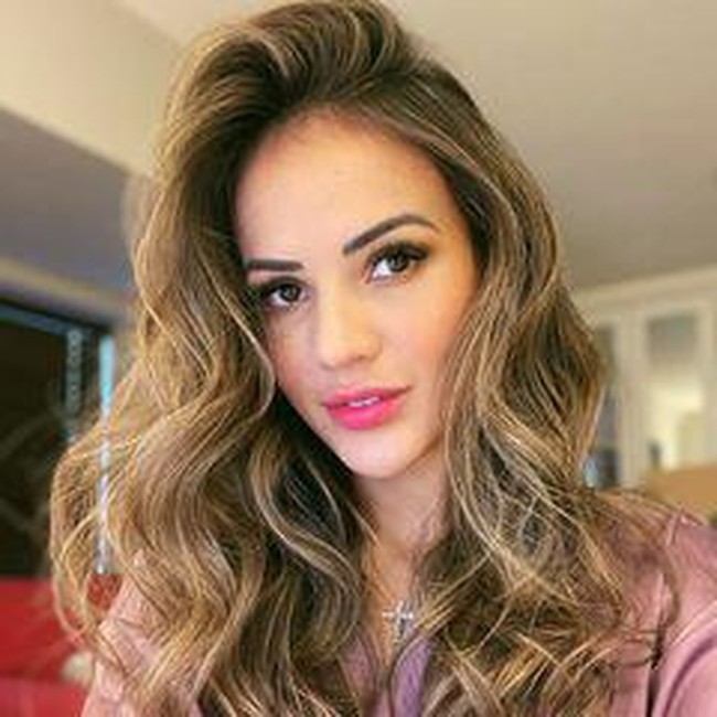 Belakangan ia juga disoroti karena Manchester City ikut menggelar parade trofi Piala Liga Inggris padahal gelar juara jatuh ke tangan Liverpool.Foto: Instagram @rebecatavares