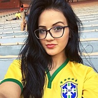 Sebelumnya, wanita tersebut pernah bermain sebagai striker. Tapi beberapa tahun setelah menikah dengan Fabinho pada 2015, ia memilih untuk gantung sepatu.Foto: Instagram @rebecatavares