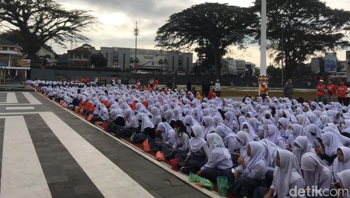 Ribuan remaja putri tingkat SMP-SMA mengikuti acara Aksi Remaja Cegah Stunting di Lapang Merdeka, Kota Sukabumi.