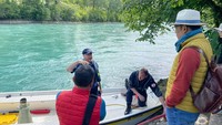 Ridwan Kamil ikut menyisir pinggiran Sungai Aare mendampingi Kepolisian Bern saat proses pencarian Eril (Foto: Dok. KBRI Bern)