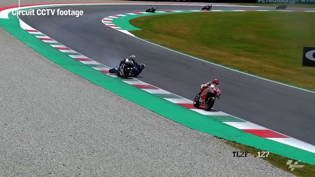 Rins dan Nakagami terlibat insiden di putaran awal MotoGP Italia 2022.