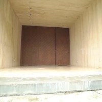 Anti-mainstrem, pintu rumah Devi selain besar, tak ada gagang yang menempel. Satu-satunya cara untuk membuka pintu kayu yang berat ini adalah dengan mendorong. Sebagai informasi, harga pintunya mencapai Rp 25 juta.   (Foto: YouTube/Trans7 Official)