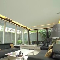 Ruang keluarga dikelilingi kaca-kaca yang membiarkan cahaya alami masuk dan menciptakan kesan lapang. Area tersebut langsung bersebelahan dengan kolam renang yang menyumbangkan kesan teduh.  (Foto: YouTube/Trans7 Official)