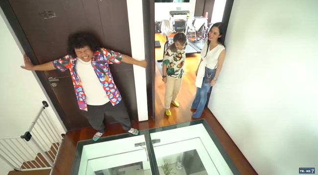 Sebuah tangga besar mengubungkan lantai satu dan dua. Setiba di atas, langsung disambut lantai transparan yang bisa bikin deg-degan orang dengan fobia ketinggian. (Foto: YouTube/Trans7 Official)