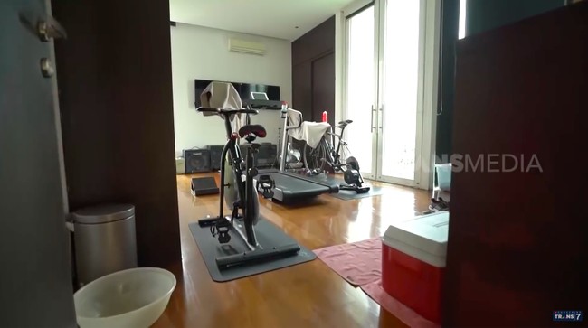 Menjunjung tinggi gaya hidup sehat, Devi dan suami mendedikasikan sebuah ruangan khusus untuk berolahraga. Jika ingin bersepeda tapi cuaca tidak mendukung, tempat ini menjadi pelarian. (Foto: YouTube/Trans7 Official)