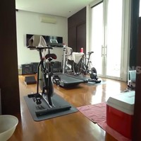 Menjunjung tinggi gaya hidup sehat, Devi dan suami mendedikasikan sebuah ruangan khusus untuk berolahraga. Jika ingin bersepeda tapi cuaca tidak mendukung, tempat ini menjadi pelarian. (Foto: YouTube/Trans7 Official)