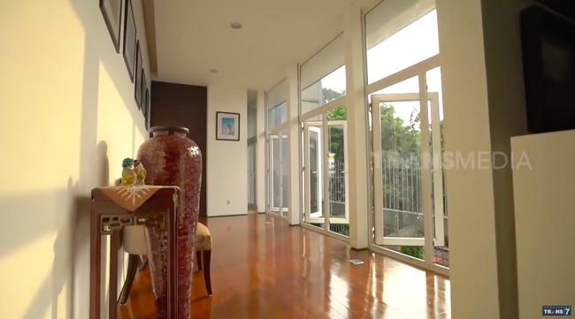 Berkonsep open-space, rumah Devi memiliki banyak jendela besar yang terbuka. Sirkulasi udara pun berjalan lancar. (Foto: YouTube/Trans7 Official)