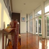 Berkonsep open-space, rumah Devi memiliki banyak jendela besar yang terbuka. Sirkulasi udara pun berjalan lancar. (Foto: YouTube/Trans7 Official)
