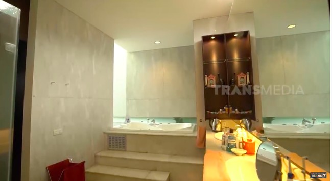 Inilah penampakan kamar mandi Devi yang luas dan dilengkapi sebuah bath-tub. (Foto: YouTube/Trans7 Official)