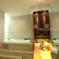 Inilah penampakan kamar mandi Devi yang luas dan dilengkapi sebuah bath-tub. (Foto: YouTube/Trans7 Official)