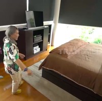 Bahkan kamar tidur pun dikelilingi jendela kaca yang luas. (Foto: YouTube/Trans7 Official)