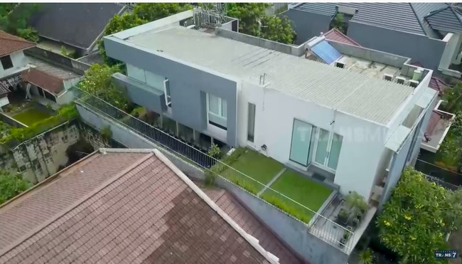 Masih ingat Devi Demplon, aktris yang viral setelah didenda Rp 250.000 karena tidak menggunakan masker di mobil? Sorotan kembali tertuju padanya setelah ia memperlihatkan rumah mewahnya saat muncul di program Sobat Misqueen. Rumah yang berada di kawasan Pondok Indah, Jakarta Selatan, itu hadir dalam konsep minimalis modern. (Foto: YouTube/Trans7 Official)