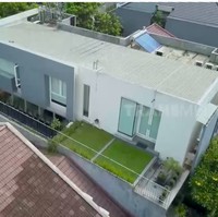 Masih ingat Devi Demplon, aktris yang viral setelah didenda Rp 250.000 karena tidak menggunakan masker di mobil? Sorotan kembali tertuju padanya setelah ia memperlihatkan rumah mewahnya saat muncul di program Sobat Misqueen. Rumah yang berada di kawasan Pondok Indah, Jakarta Selatan, itu hadir dalam konsep minimalis modern. (Foto: YouTube/Trans7 Official)